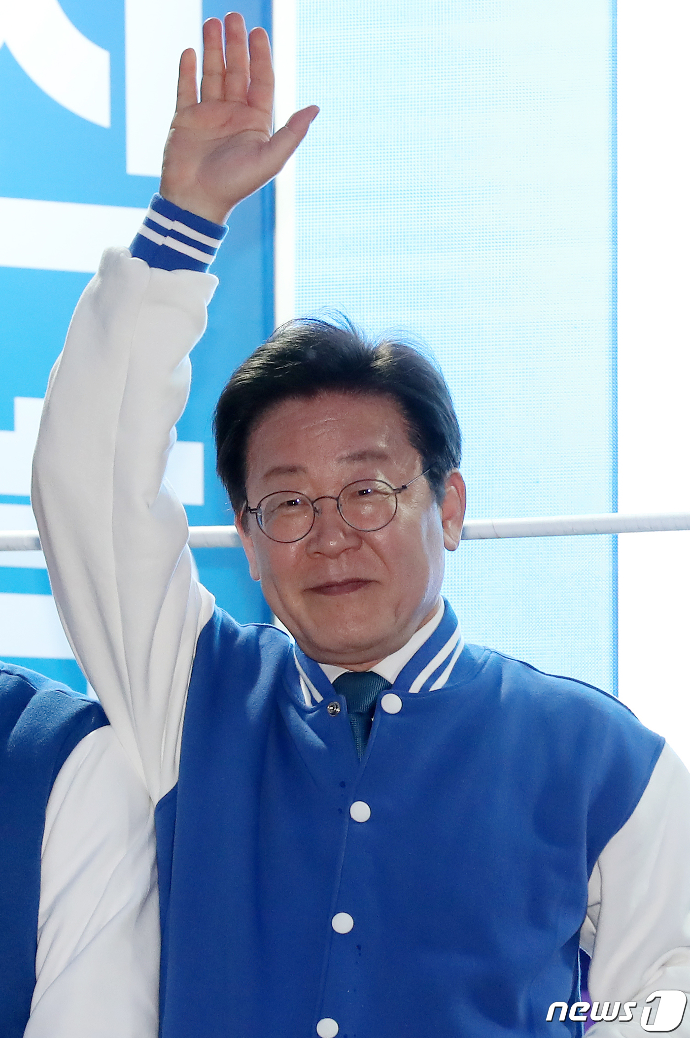 (대구=뉴스1) 공정식 기자 = 이재명 더불어민주당 대표가 4일 오후 대구 동구 동대구역 광장을 찾아 지원 유세를 펼치고 있다. 2024.4.4/뉴스1