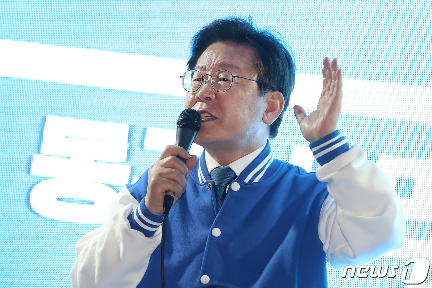 본문 이미지 - 이재명 더불어민주당 대표가 4일 오후 대구 동구 동대구역 광장을 찾아 지원 유세를 펼치고 있다. 2024.4.4/뉴스1 ⓒ News1 공정식 기자