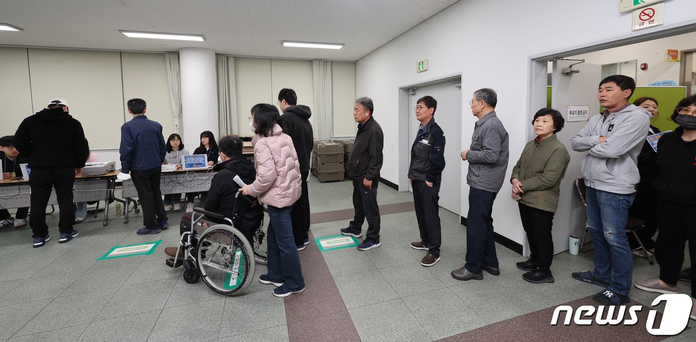 제22대 국회의원선거 사전투표가 시작된 5일 광주 광산구 운남행정복지센터에서 투표가 실시되고 있다. 2024.4.5/뉴스1 ⓒ News1 김태성 기자