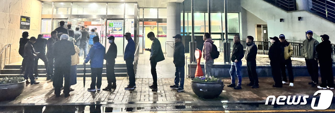 본문 이미지 - 제22대 국회의원 선거 사전투표 첫날인 5일 전북자치도 전주시 서신동주민센터에 마련된 서신동 사전투표소에서 유권자들이 투표 위해 차례를 기다리고 있다. 2024.4.5/뉴스1 ⓒ News1 유경석 기자