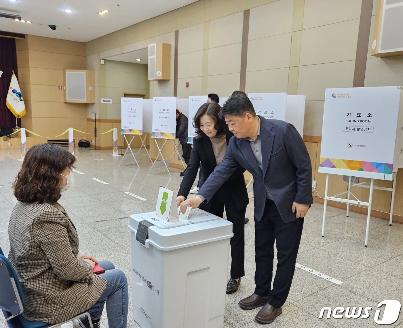본문 이미지 - 오은택 부산 남구청장이 5일  대연제6동 사전투표소(남구청 1층 대강당)에서 소중한 한표를 행사하고 있다.2024.4.5 / 뉴스1 ⓒ News1 조아서 기자
