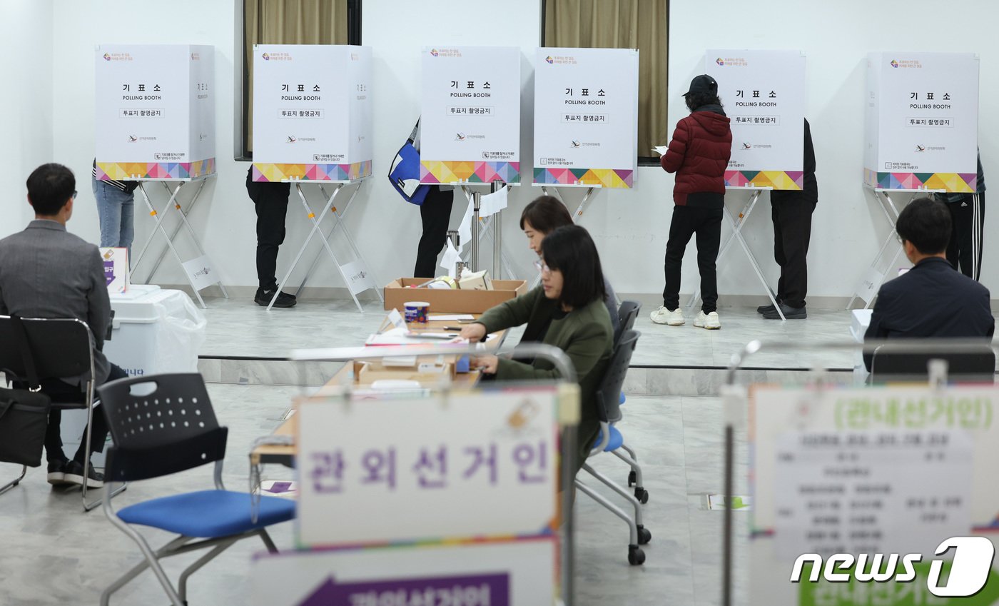 본문 이미지 - 제22대 총선 사전투표 첫날인 5일 서울 영등포구 문래동주민센터에 마련된 사전투표소에서 유권자들이 투표를 하고 있다. 2024.4.5/뉴스1 ⓒ News1 신웅수 기자