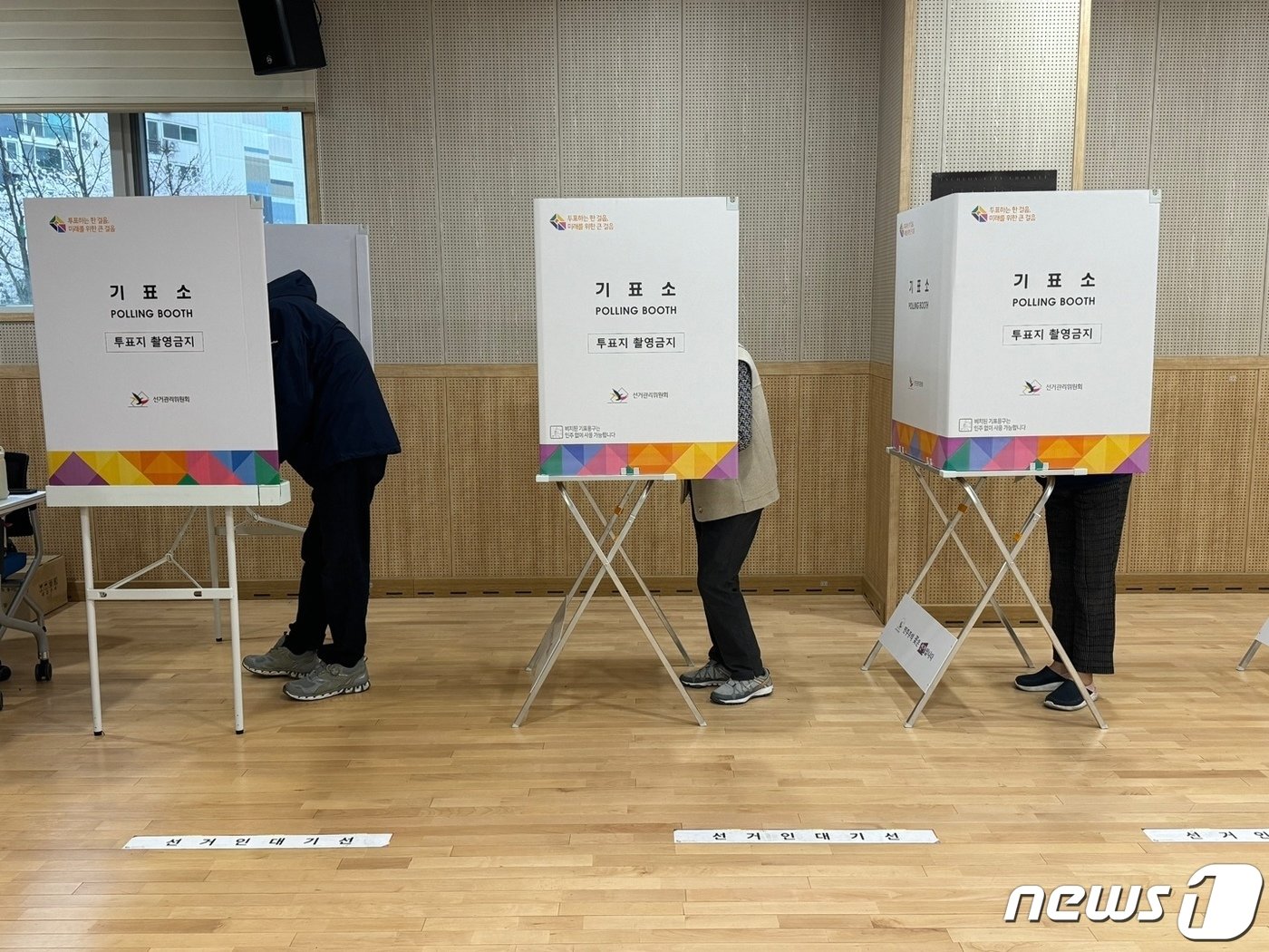 본문 이미지 - 제22대 총선 사전투표 첫날인 5일 인천 남동구 구월1동 행정복지센터에서 유권자들이 투표하고 있다.2024.4.5/뉴스1 ⓒ News1 박소영 기자