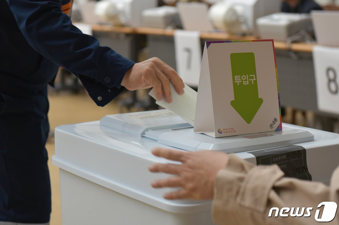 본문 이미지 - 제22대 국회의원 선거 사전투표 첫날인 5일 전남 광양시 중마동 사전투표소 현장에서 한 유권자가 '소중한 한 표'를 행사하고 있다.2024.4.5/뉴스1 ⓒ News1 김동수 기자