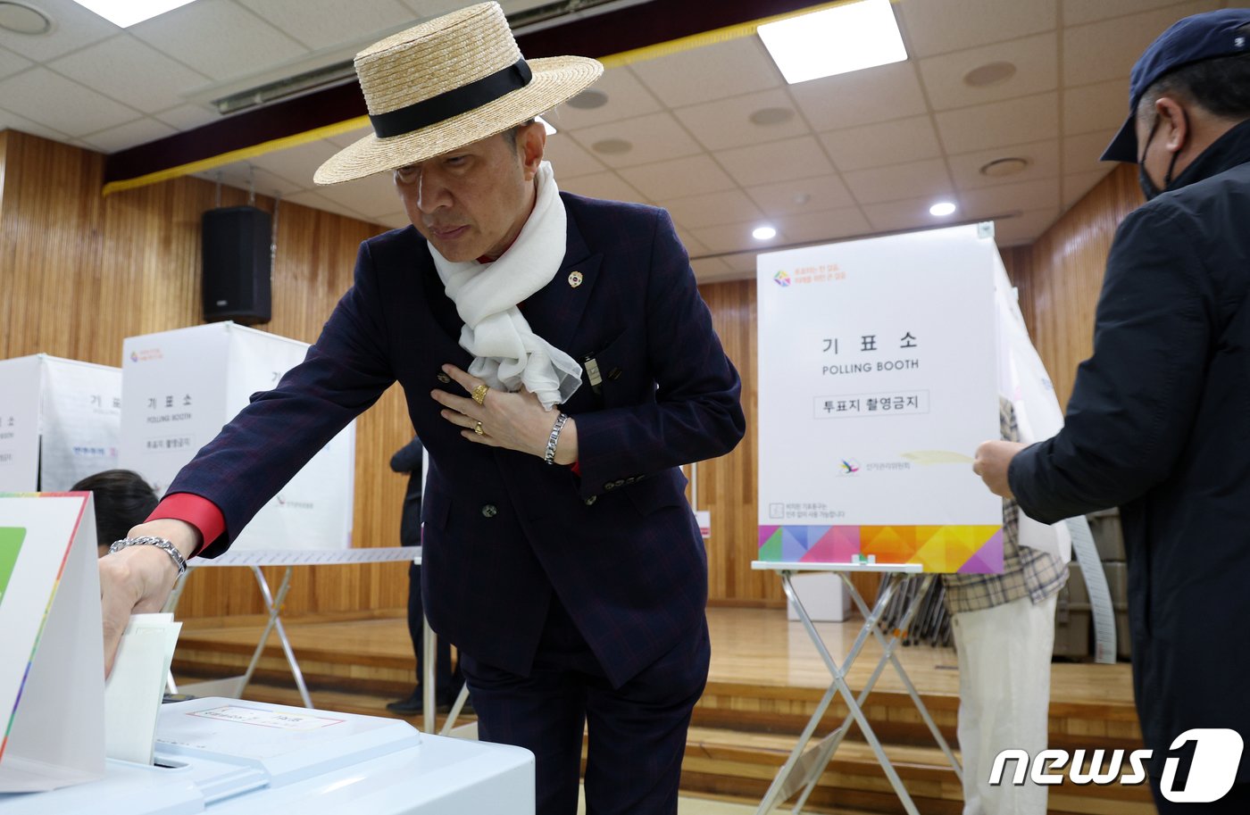 본문 이미지 - 제22대 국회의원 선거 사전투표 첫날인 5일 서울 광진구 강변역로 구의3동 주민센터에 마련된 사전투표소를 찾은 유권자들이 소중한 한 표를 행사하고 있다. 2024.4.5/뉴스1 ⓒ News1 박정호 기자