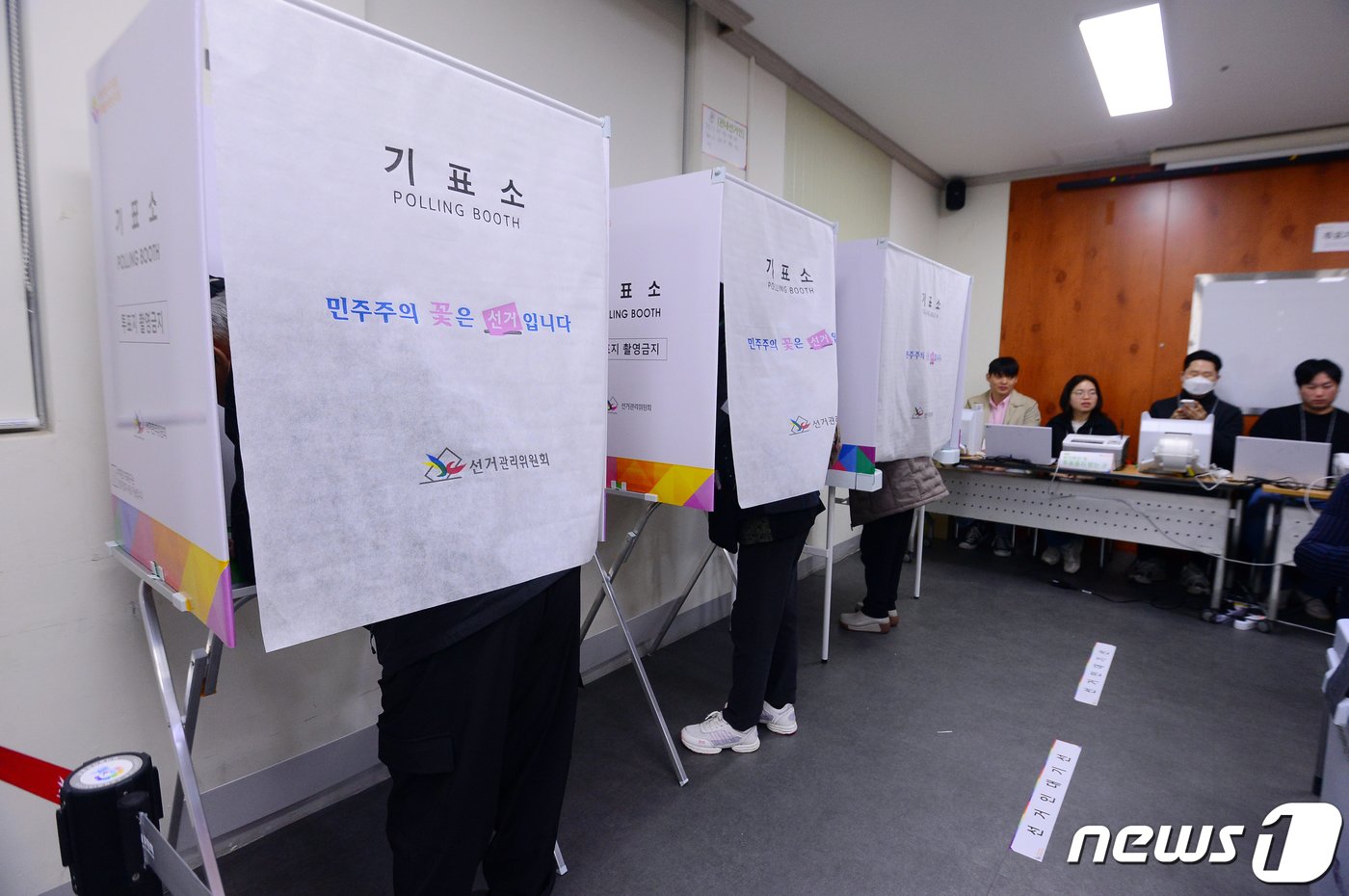 본문 이미지 - 제22대 총선 사전투표 첫 날인 5일 오전 광주 광산구 송정1동 행정복지센터에 마련된 사전투표소에서 유권자들이 기표소에서 투표를 하고 있다. 2024.4.5/뉴스1 ⓒ News1 이승현 기자