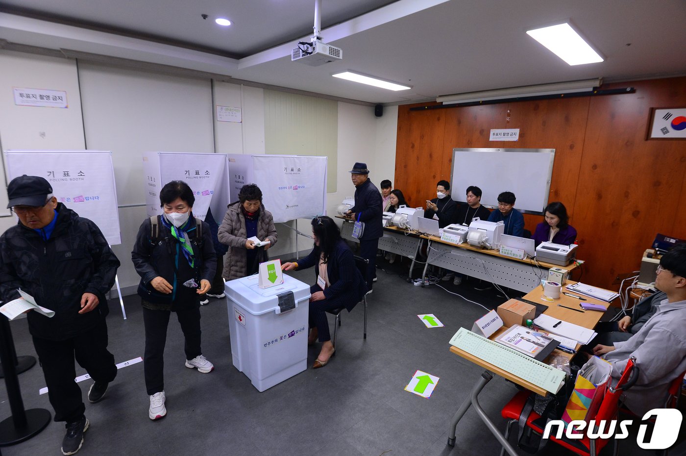 본문 이미지 - 제22대 총선 사전투표 첫 날인 5일 오전 광주 광산구 송정1동 행정복지센터에 마련된 사전투표소가 유권자들로 붐비고 있다. 2024.4.5/뉴스1 ⓒ News1 이승현 기자