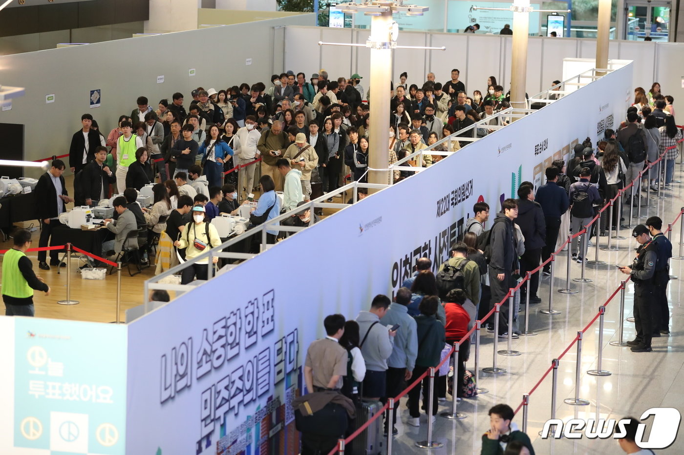 본문 이미지 - 제22대 국회의원선거 사전투표일인 5일 오전 인천공항 제1터미널에 마련된 사전투표소에서 유권자들이 투표를 위해 길게 줄을 서 있다. 2024.4.5/뉴스1 ⓒ News1 이승배 기자
