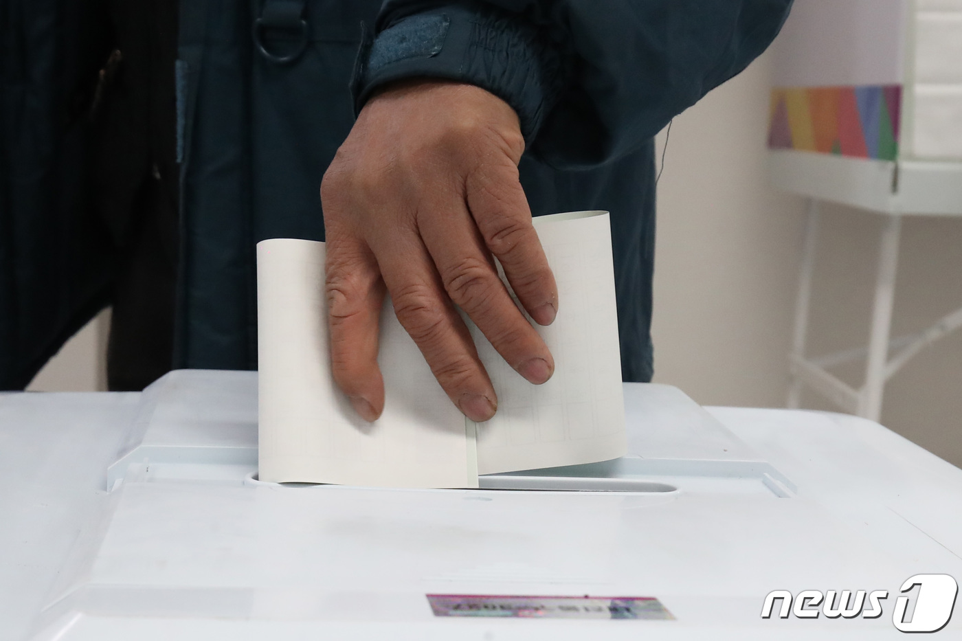 (대전=뉴스1) 김기태 기자 = 제22대 국회의원선거 사전투표가 시작된 5일 오전 대전 동구 삼성동 보건지소 힐링건강증진센터에 마련된 사전투표소에서 유권자들이 소중한 한표를 행사하 …