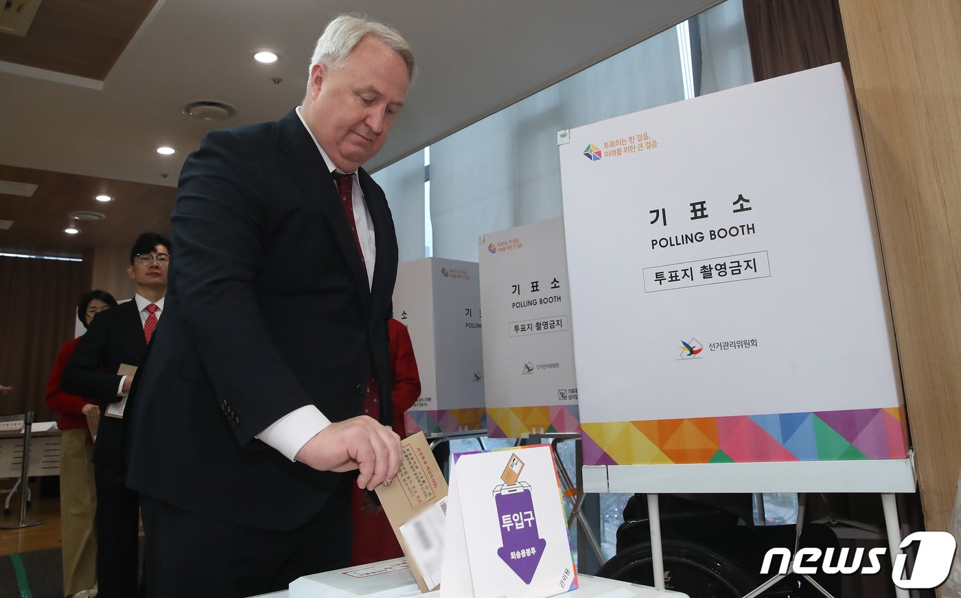 본문 이미지 - 인요한 국민의미래 선거대책위원장이 제22대 국회의원선거(총선) 사전투표일인 5일 오전 서울 영등포구 여의동 주민센터에 마련된 사전투표소에서 투표를 하고 있다. 2024.4.5/뉴스1 ⓒ News1 임세영 기자