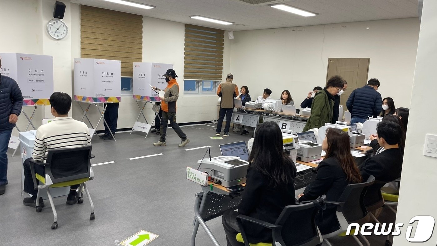 본문 이미지 - 22대 총선 사전투표 첫날인 5일 경남 창원시 성산구 사파동주민차지센터에 마련된 사전투표소에서 유권자들이 투표를 하고 있다..2024.4.5/뉴스1 강정태 기자