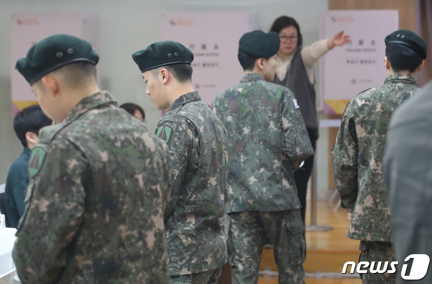 본문 이미지 - 제22대 국회의원선거(총선) 사전투표일인 5일 오전 서울 영등포구 여의동 주민센터에 마련된 사전투표소에서 군인들이 소중한 한표를 행사하고 있다. 2024.4.5/뉴스1 ⓒ News1 임세영 기자