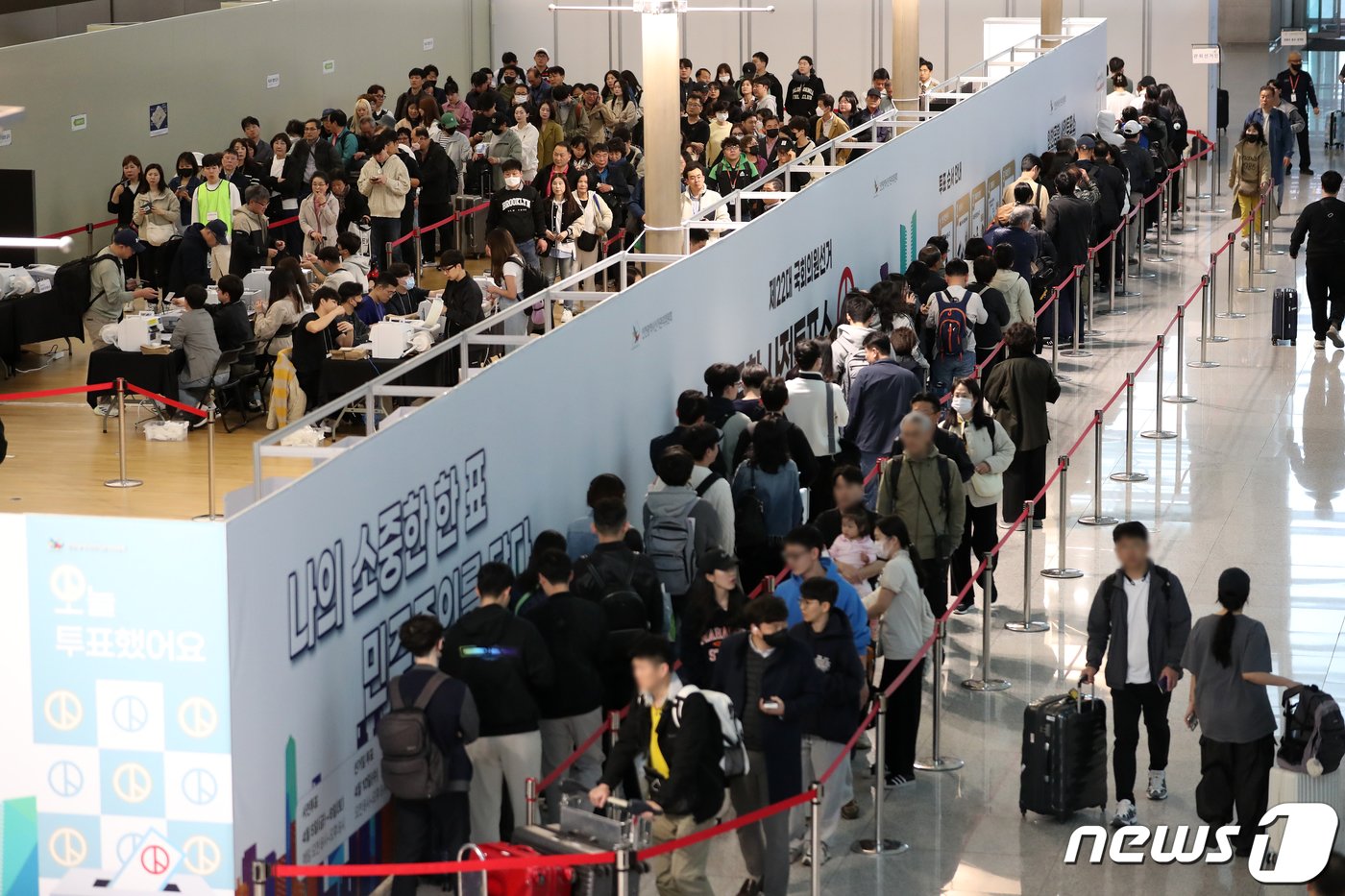 본문 이미지 - 제22대 국회의원선거 사전투표일인 5일 오전 인천공항 제1터미널에 마련된 사전투표소에서 유권자들이 투표를 위해 줄 서 있다. 2024.4.5/뉴스1 ⓒ News1 이승배 기자