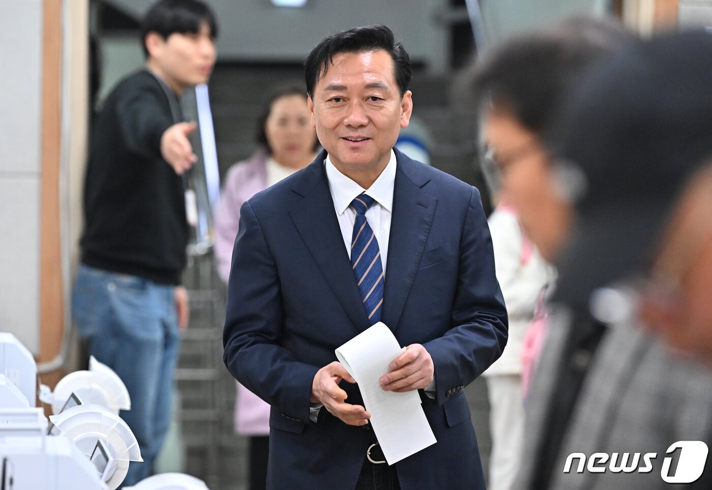 본문 이미지 - 제22대 국회의원 선거 사전투표일인 5일 오전 경기 성남시 분당구 서현1동 행정복지센터에 마련된 사전투표소에서 경기 성남 분당갑에 출마한 이광재 더불어민주당 후보가 사전투표를 하고 있다. 2024.4.5/뉴스1 ⓒ News1 경기사진공동취재단
