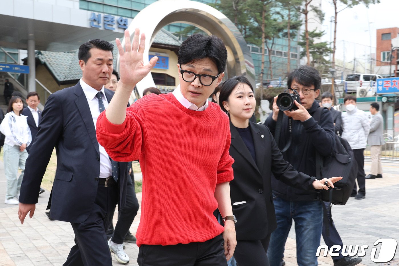 본문 이미지 - 제22대 국회의원 선거 사전투표 첫날인 5일 오전 한동훈 국민의힘 총괄선거대책위원장이 서울 서대문구 신촌동 주민센터 투표소에서 사전투표를 마친 후 이동하고 있다. (공동취재) 2024.4.5/뉴스1 ⓒ News1 임세영 기자