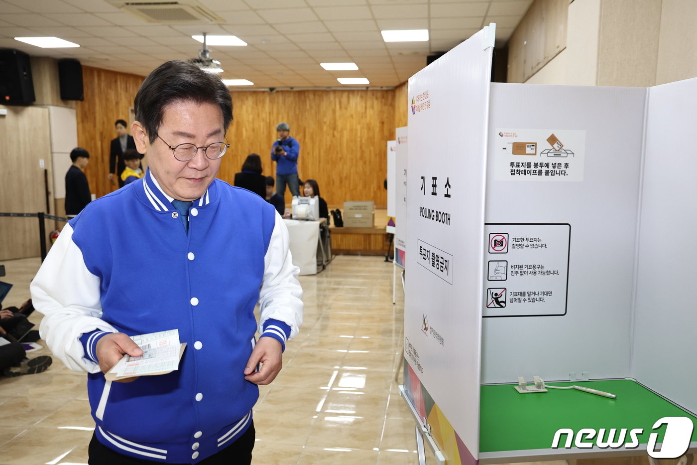 본문 이미지 - 이재명 더불어민주당 대표가 제22대 국회의원선거 사전투표일인 5일 오전 대전 중구 대전평생교육진흥원에 마련된 사전투표소에서 투표를 하고 있다. 2024.4.5/뉴스1 ⓒ News1 구윤성 기자