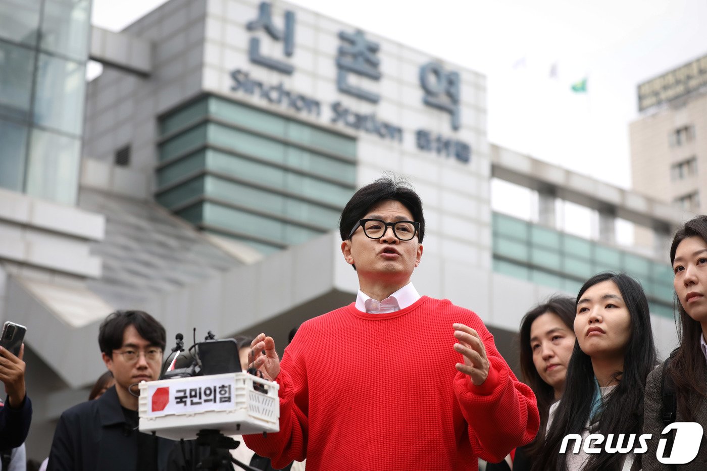 본문 이미지 - 한동훈 국민의힘 총괄선거대책위원장이 제22대 국회의원 선거 사전투표 첫날인 5일 오전 서울 서대문구 신촌동 사전투표소에서 투표 후 취재진 질문에 답하고 있다. (공동취재) 2024.4.5/뉴스1 ⓒ News1 임세영 기자