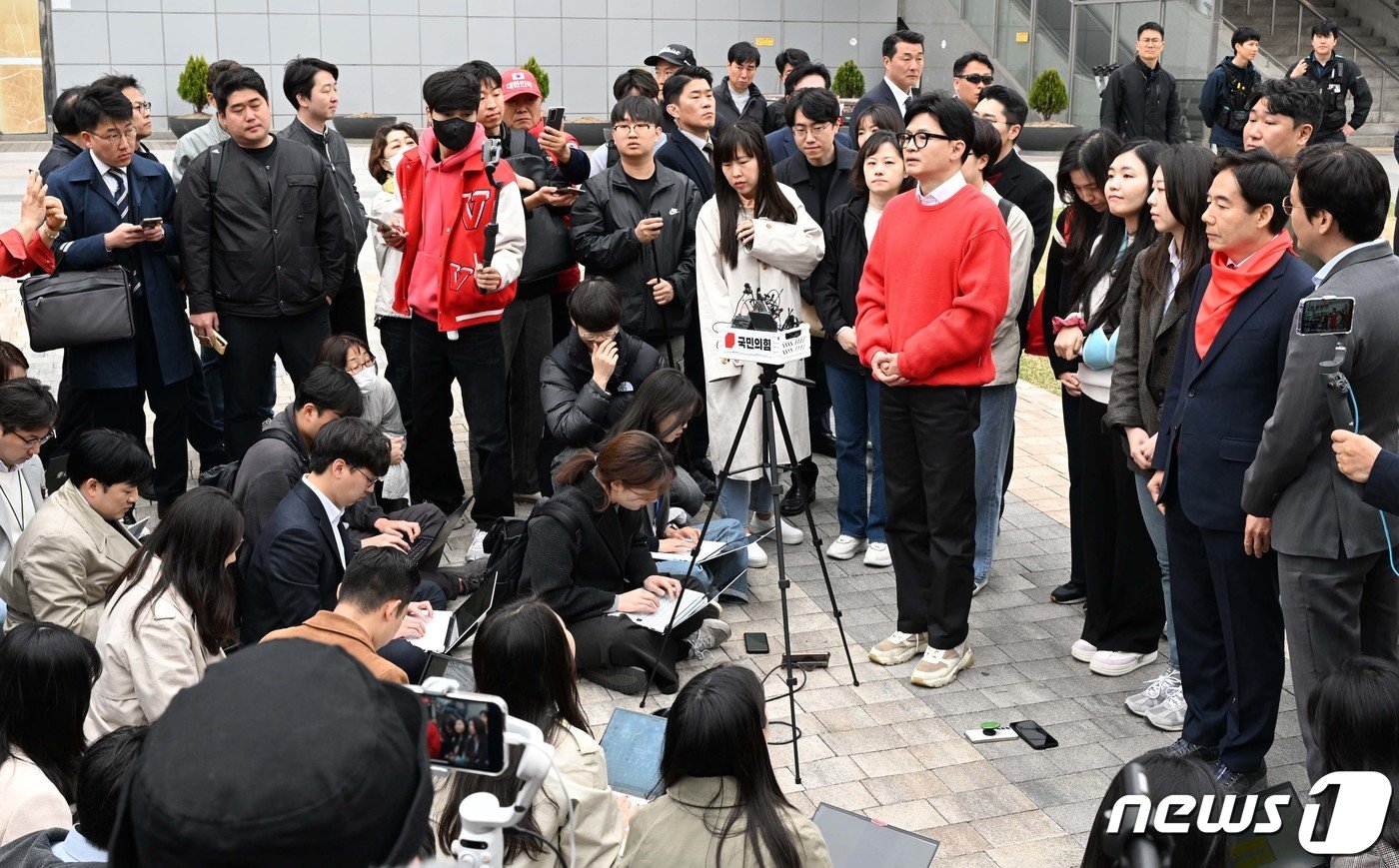 한동훈 국민의힘 총괄선거대책위원장이 제22대 국회의원 선거 사전투표 첫날인 5일 오전 서울 서대문구 신촌동 사전투표소에서 투표 후 취재진 질문에 답하고 있다. &#40;공동취재&#41; 2024.4.5/뉴스1 ⓒ News1 임세영 기자