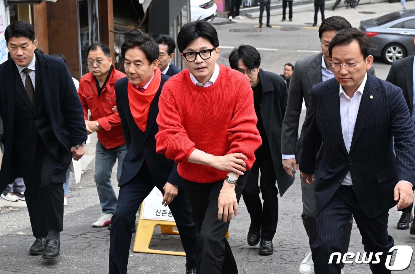 본문 이미지 - 한동훈 국민의힘 총괄선거대책위원장이 제22대 국회의원 선거 사전투표 첫날인 5일 오전 서울 서대문구 신촌동 사전투표소로 향하고 있다. (공동취재) 2024.4.5/뉴스1 ⓒ News1 임세영 기자