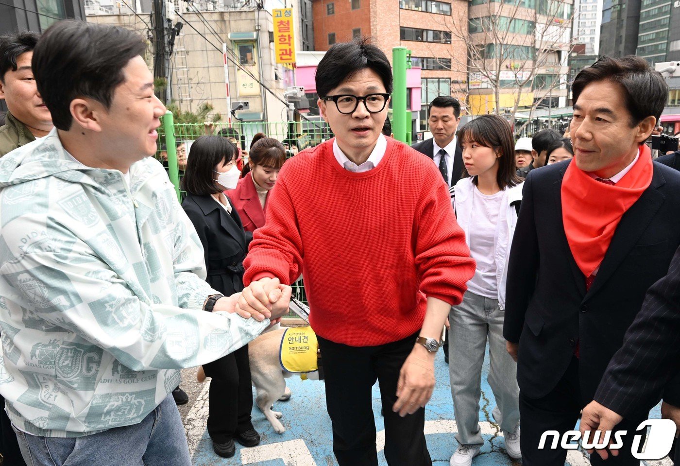 본문 이미지 - 한동훈 국민의힘 총괄선거대책위원장이 제22대 국회의원 선거 사전투표 첫날인 5일 오전 서울 서대문구 신촌동 사전투표소에서 진종오 국민의미래 공동선대본부장과 인사하고 있다. (공동취재) 2024.4.5/뉴스1 ⓒ News1 임세영 기자