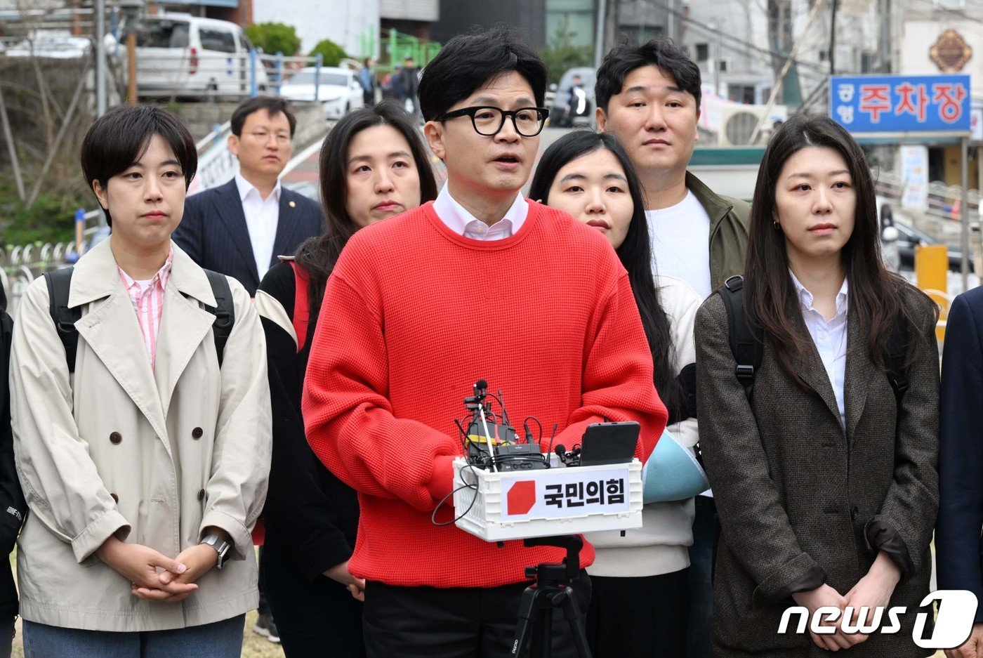 본문 이미지 - 한동훈 국민의힘 총괄선거대책위원장이 제22대 국회의원 선거 사전투표 첫날인 5일 오전 서울 서대문구 신촌동 사전투표소에서 투표 후 취재진의 질문에 답하고 있다. (공동취재) 2024.4.5/뉴스1 ⓒ News1 임세영 기자