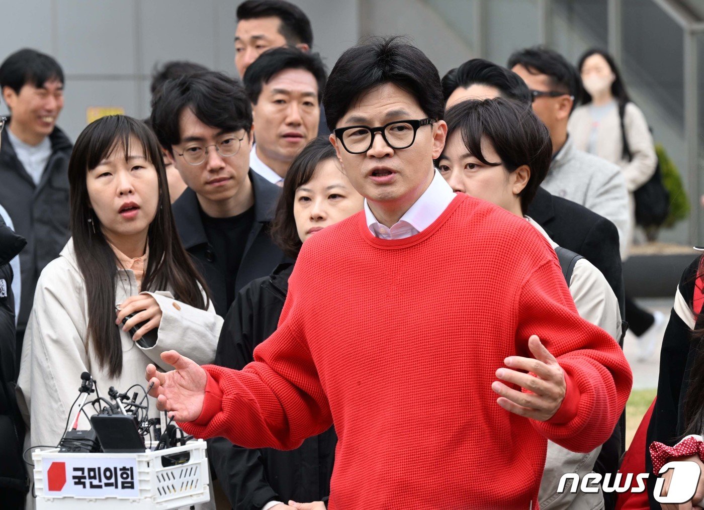 본문 이미지 - 한동훈 국민의힘 총괄선거대책위원장이 제22대 국회의원 선거 사전투표 첫날인 5일 오전 서울 서대문구 신촌동 사전투표소에서 투표 후 취재진의 질문에 답하고 있다. (공동취재) 2024.4.5/뉴스1 ⓒ News1 임세영 기자