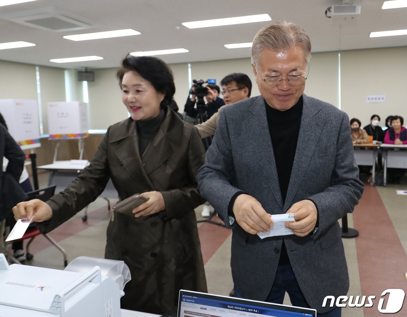 문재인 전 대통령과 부인 김정숙 여사가 제22대 국회의원 선거 사전투표 첫날인 5일 오전 경남 양산시 하북면주민자치센터에 마련된 하북면 사전투표소에서 사전투표를 위해 신분을 확인하고 있다./뉴스1 ⓒ News1 윤일지 기자