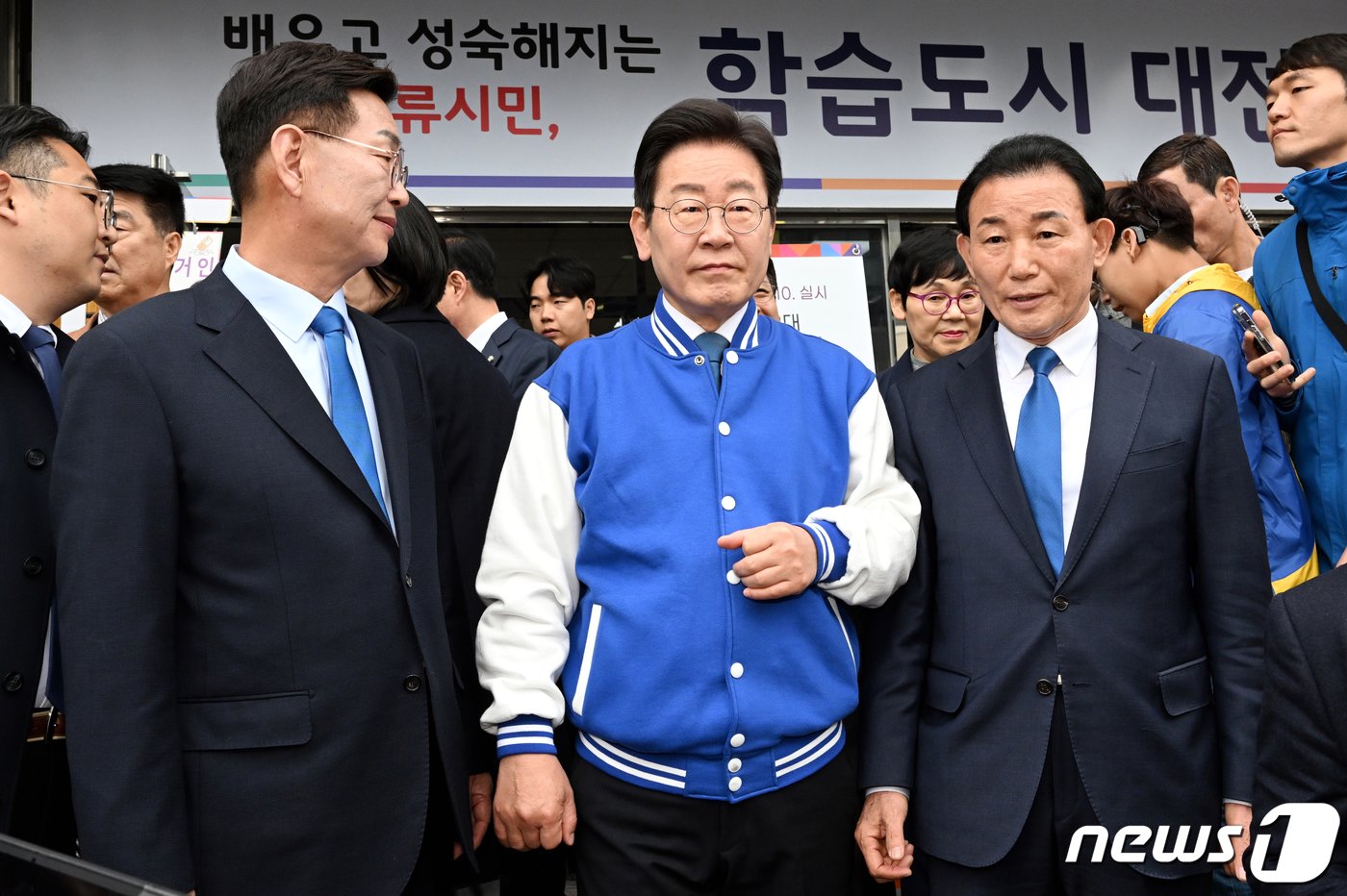 본문 이미지 - 이재명 더불어민주당 대표가 제22대 국회의원 선거 사전투표일인 5일 대전 중구 대전평생교육진흥원에 마련된 사전투표소에서 투표를 마친 후 이동하고 있다. (공동취재) 2024.4.5/뉴스1 ⓒ News1 구윤성 기자