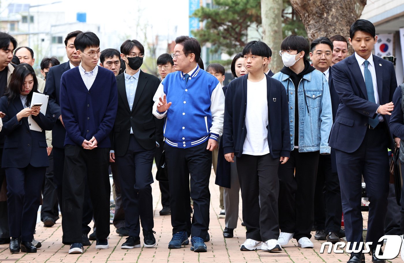 본문 이미지 - 이재명 더불어민주당 대표가 제22대 국회의원선거 사전투표일인 5일 오전 대전 중구 대전평생교육진흥원에 마련된 사전투표소에서 투표를 마친 뒤 카이스트 학생들과 함께 이동하고 있다. 2024.4.5/뉴스1 ⓒ News1 구윤성 기자