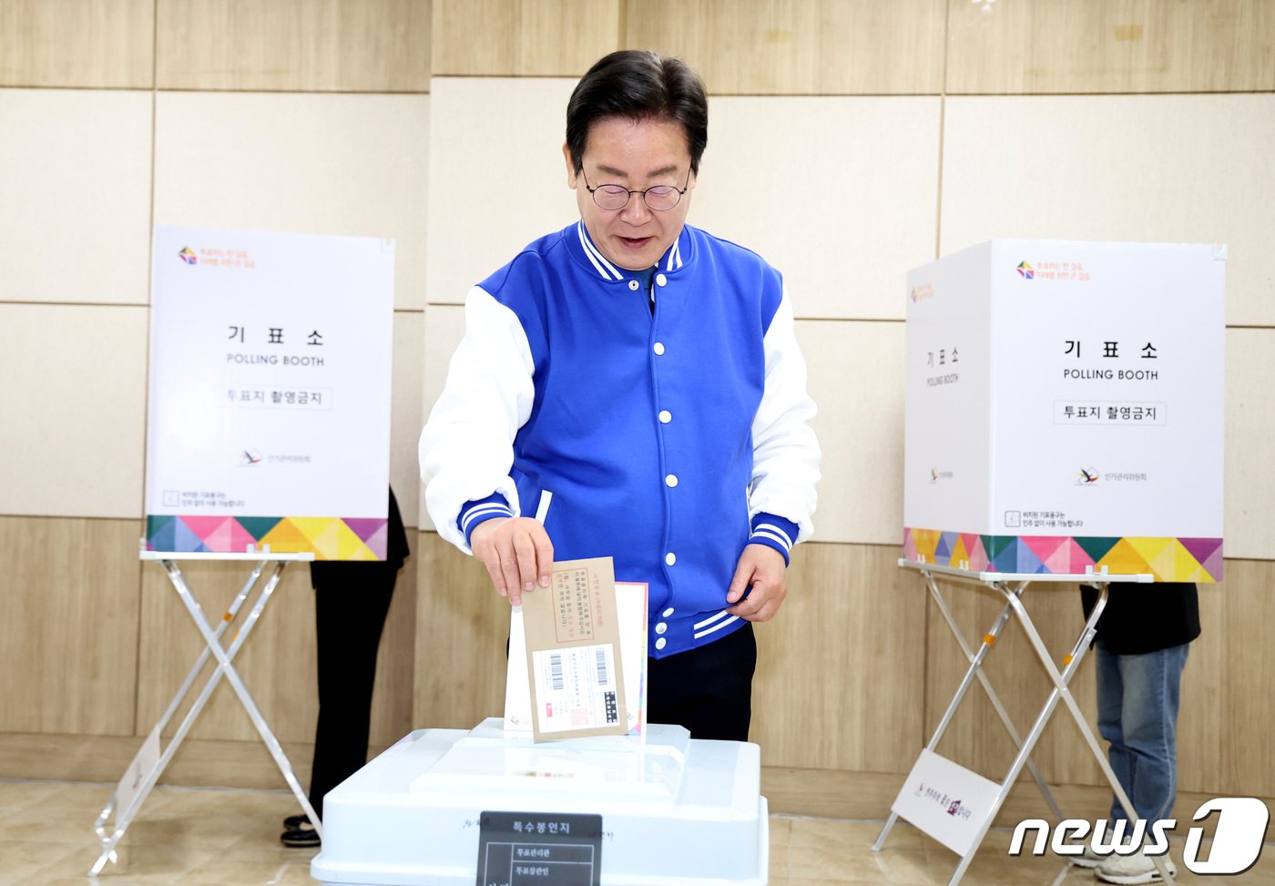 본문 이미지 - 이재명 더불어민주당 대표가 제22대 국회의원선거 사전투표일인 5일 오전 대전 중구 대전평생교육진흥원에 마련된 사전투표소에서 투표를 하고 있다. 2024.4.5/뉴스1 ⓒ News1 구윤성 기자