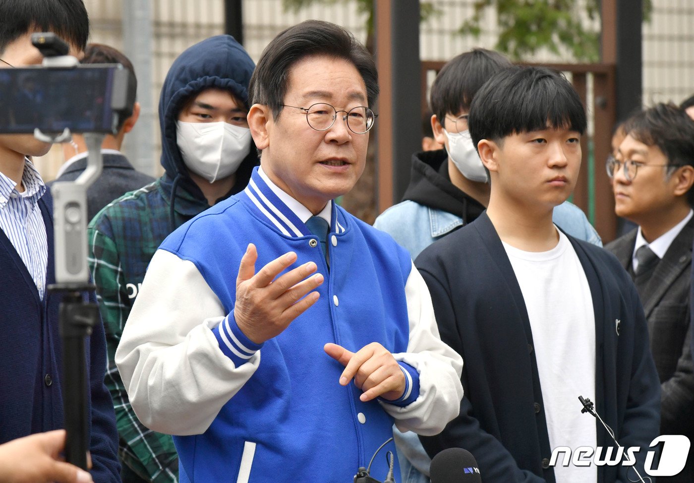 본문 이미지 - 이재명 더불어민주당 대표가 제22대 국회의원선거 사전투표 첫날인 5일 대전 중구 대전평생교육진흥원에서 사전투표 마치고 취재진 질문에 답하고 있다. (공동취재) 2024.4.5/뉴스1 ⓒ News1 구윤성 기자