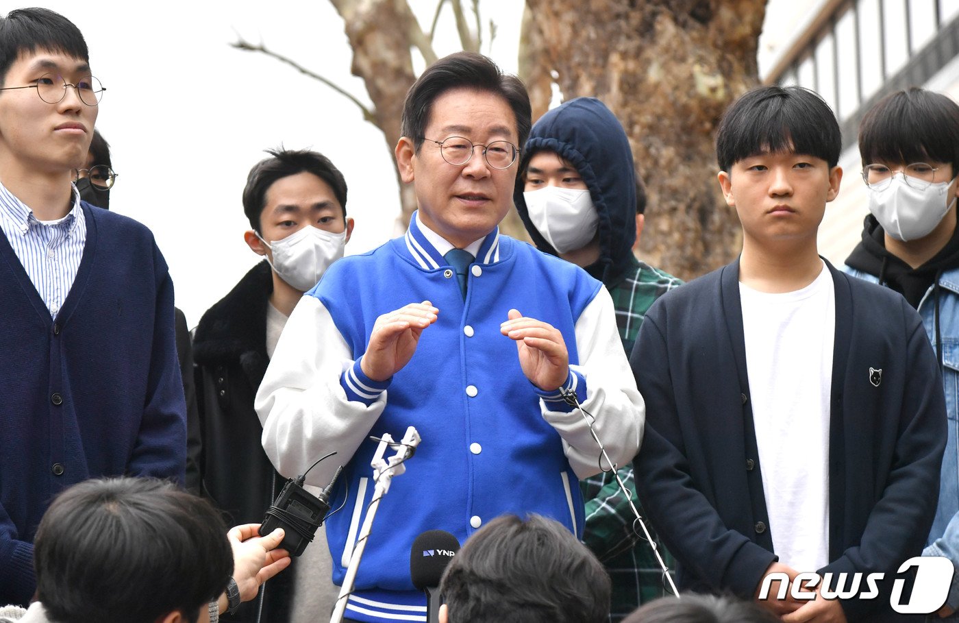 이재명 더불어민주당 대표가 제22대 국회의원선거 사전투표 첫날인 5일 대전 중구 대전평생교육진흥원에서 사전투표 마치고 취재진 질문에 답하고 있다. &#40;공동취재&#41; 2024.4.5/뉴스1 ⓒ News1 구윤성 기자