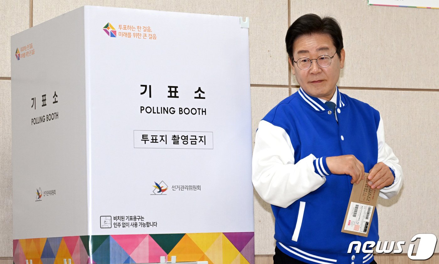 본문 이미지 - 이재명 더불어민주당 대표가 제22대 국회의원선거 사전투표일인 5일 오전 대전 중구 대전평생교육진흥원에 마련된 사전투표소에서 투표를 하고 있다.(공동취재) 2024.4.5/뉴스1 ⓒ News1 구윤성 기자