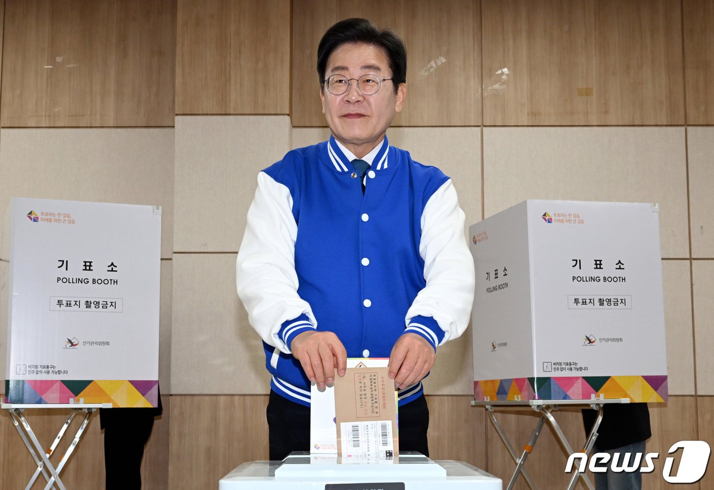 본문 이미지 - 이재명 더불어민주당 대표가 제22대 국회의원선거 사전투표일인 5일 오전 대전 중구 대전평생교육진흥원에 마련된 사전투표소에서 투표를 하고 있다.(공동취재) 2024.4.5/뉴스1 ⓒ News1 구윤성 기자