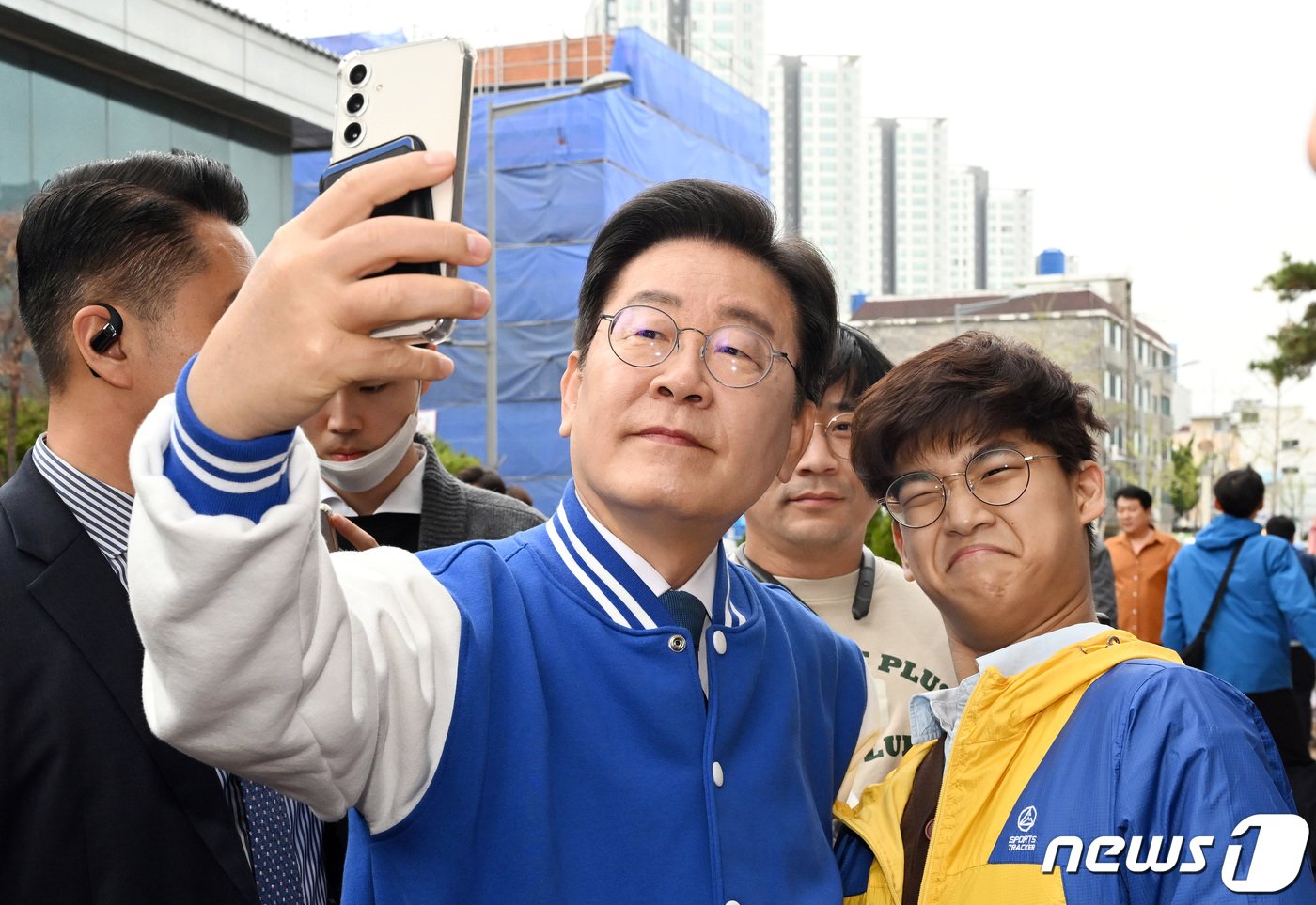 본문 이미지 - 이재명 더불어민주당 대표가 제22대 국회의원선거 사전투표일인 5일 오전 대전 중구 대전평생교육진흥원에 마련된 사전투표소에서 투표를 마친 뒤 지지자와 '셀카'를 찍고 있다. (공동취재) 2024.4.5/뉴스1 ⓒ News1 구윤성 기자