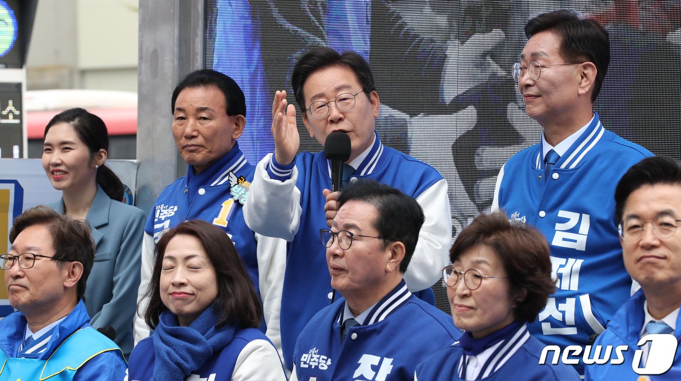 본문 이미지 - 이재명 더불어민주당 대표가 제22대 국회의원 선거 사전투표 첫날인 5일 오전 대전 중구 으능정이거리에서 지지를 호소하고 있다. 2024.4.5/뉴스1 ⓒ News1 김기태 기자