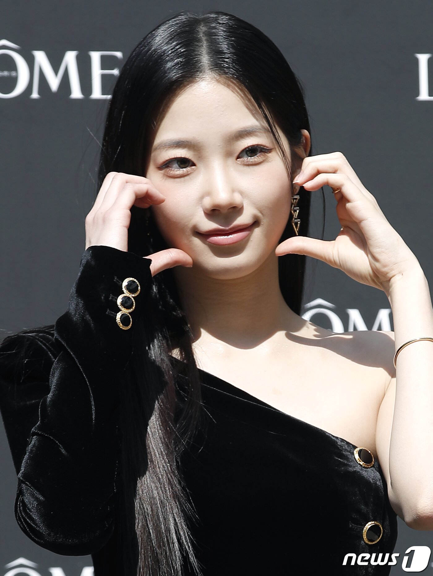 본문 이미지 - 르세라핌 카즈하가 5일 서울 성동구 오우드 성수 1호점에서 열린 한 메이크업 브랜드 포토 행사에서 하트를 그리고 있다. ⓒ News1 권현진 기자