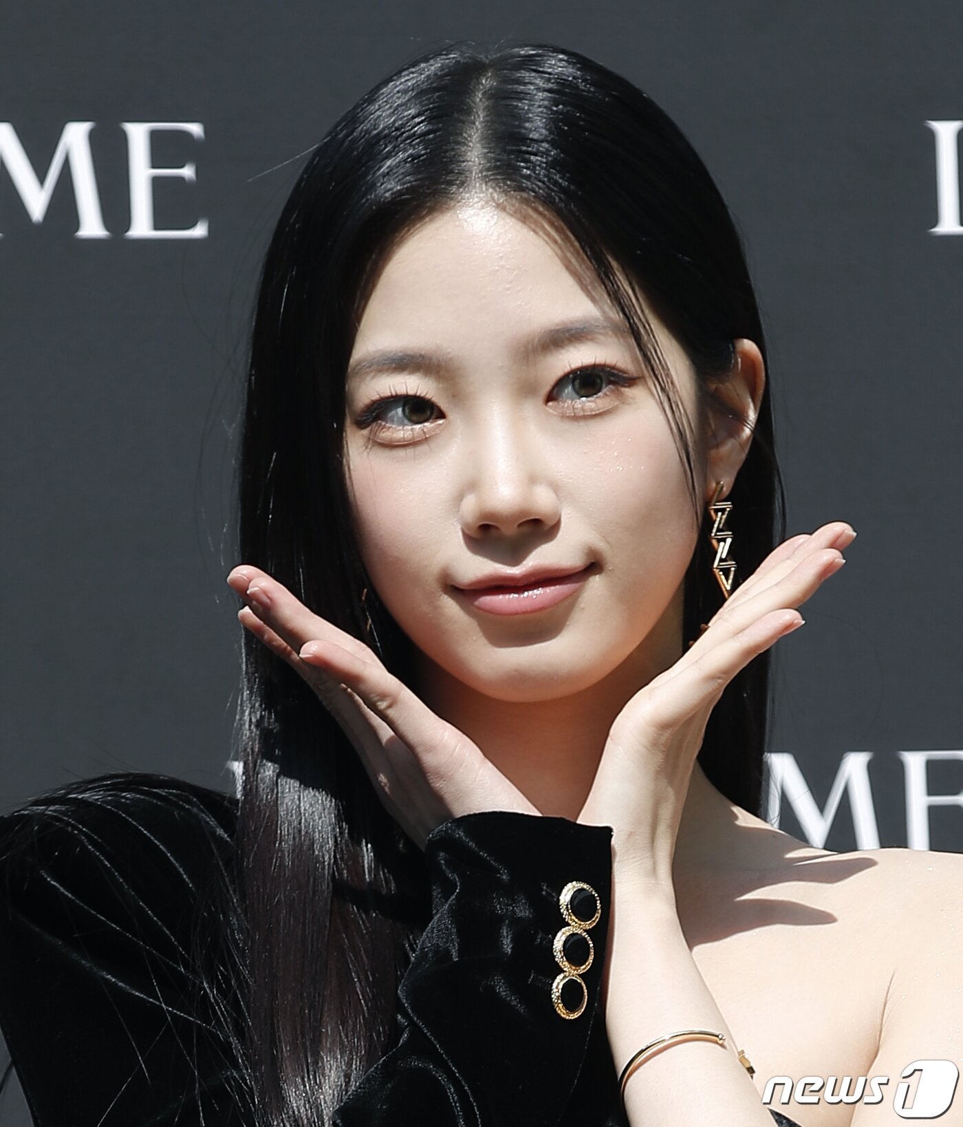 본문 이미지 - 르세라핌 카즈하가 5일 서울 성동구 오우드 성수 1호점에서 열린 한 메이크업 브랜드 포토 행사에서 꽃받침 포즈를 취하고 있다. ⓒ News1 권현진 기자