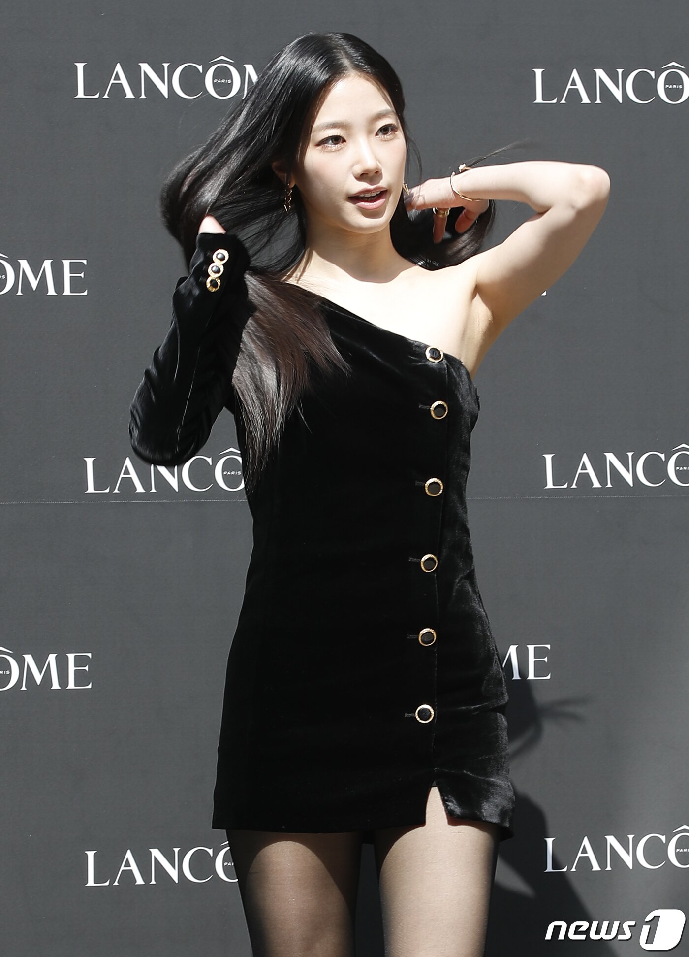 본문 이미지 - 르세라핌 카즈하가 5일 서울 성동구 오우드 성수 1호점에서 열린 한 메이크업 브랜드 포토 행사에서 청순한 매력을 발산하고 있다. ⓒ News1 권현진 기자