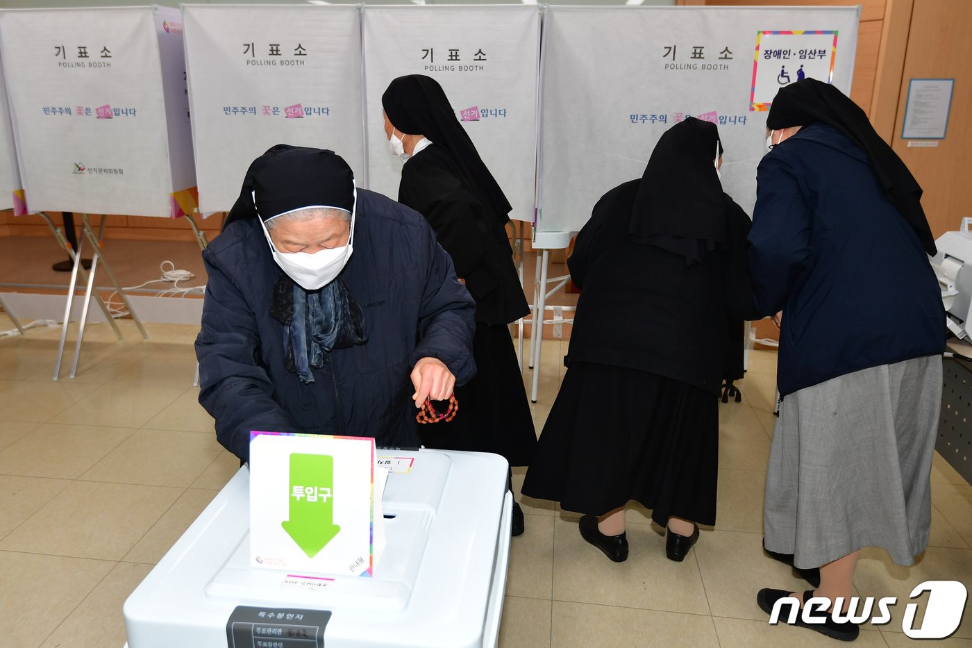 본문 이미지 - 제22대 국회의원선거 사전투표일인 5일 오전 경북 포항시의회 지하 1층에 마련된 대이동 사전투표소에서 수녀들이 한표를 행사하고 있다. 2024.4.5/뉴스1 ⓒ News1 최창호 기자