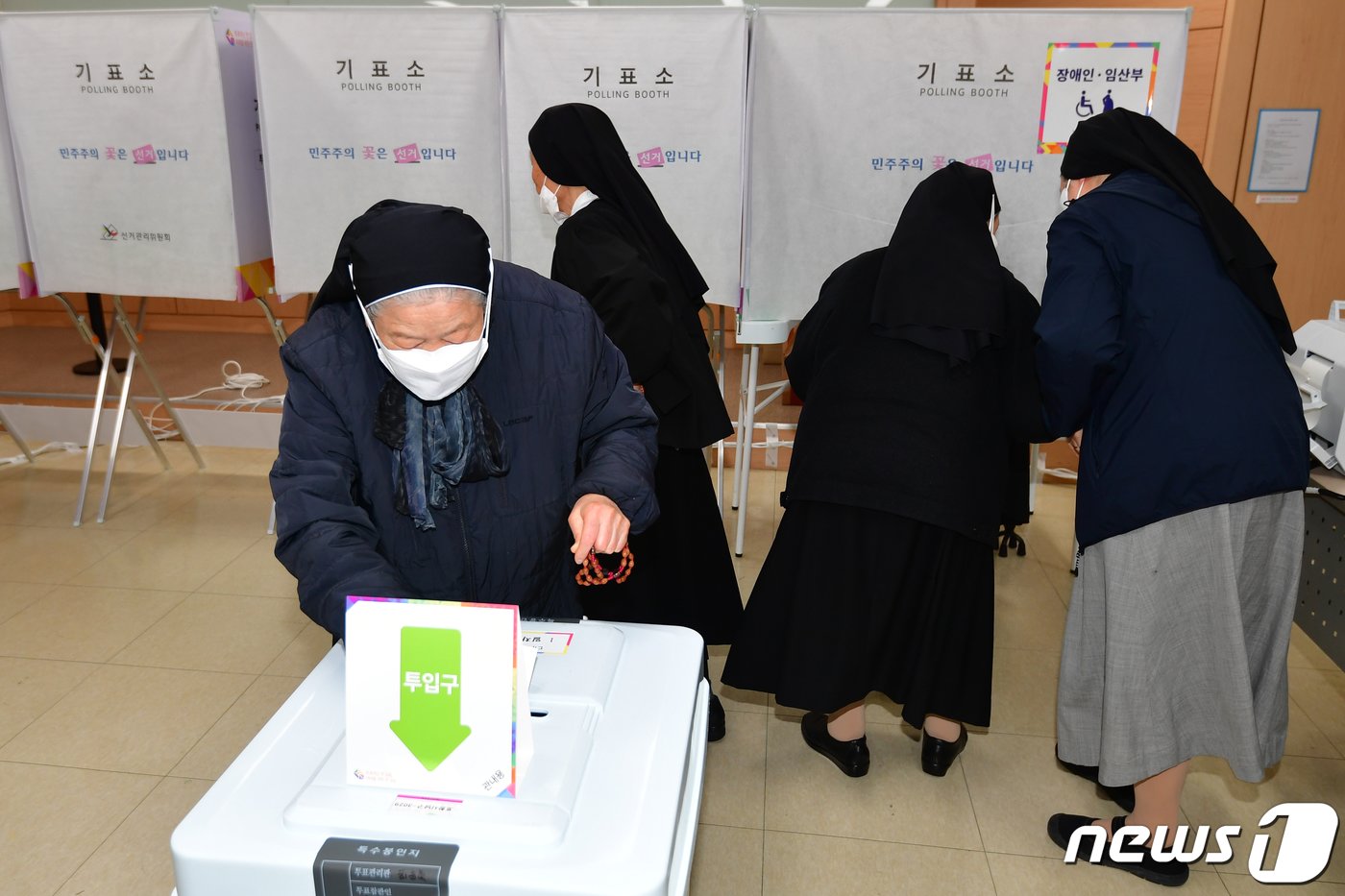 제22대 국회의원선거 사전투표일인 5일 오전 경북 포항시의회 지하 1층에 마련된 대이동 사전투표소에서 수녀들이 한표를 행사하고 있다. 2024.4.5/뉴스1 ⓒ News1 최창호 기자