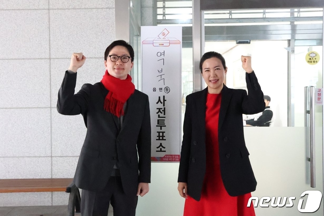 본문 이미지 - 이원모 후보가 배우자와 함께 역북동 사전투표소에서 한표를 행사한 뒤 인증사진을 찍고 있는 모습.(후보측 제공)