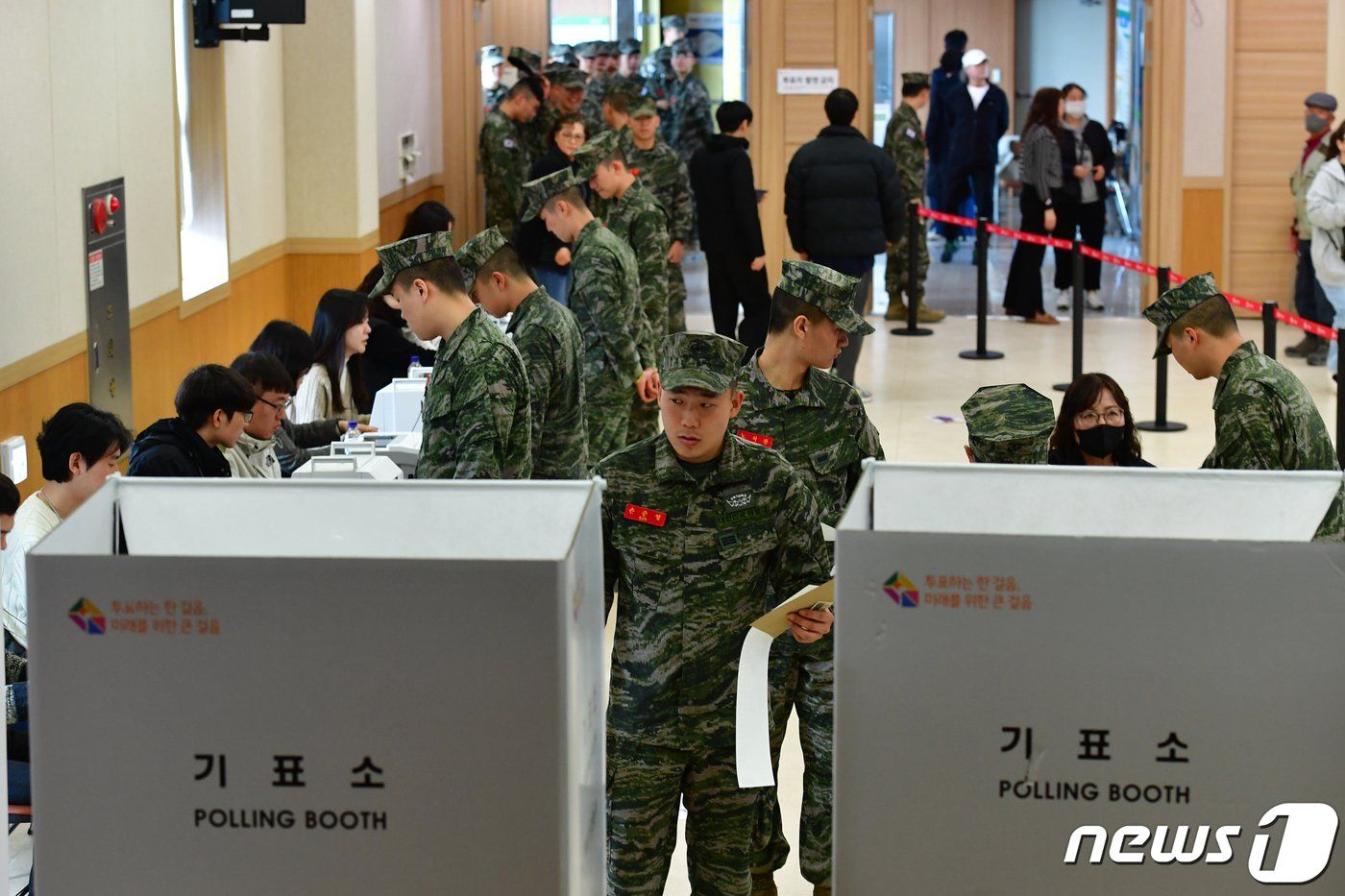 본문 이미지 - 제22대 국회의원선거 사전투표일인 5일 오전 경북 포항시 남구 오천농협에 마련된 투표소에서 해병대 1사단 장병들이 투표를 하고 있다. 2024.4.5/뉴스1 ⓒ News1 최창호 기자