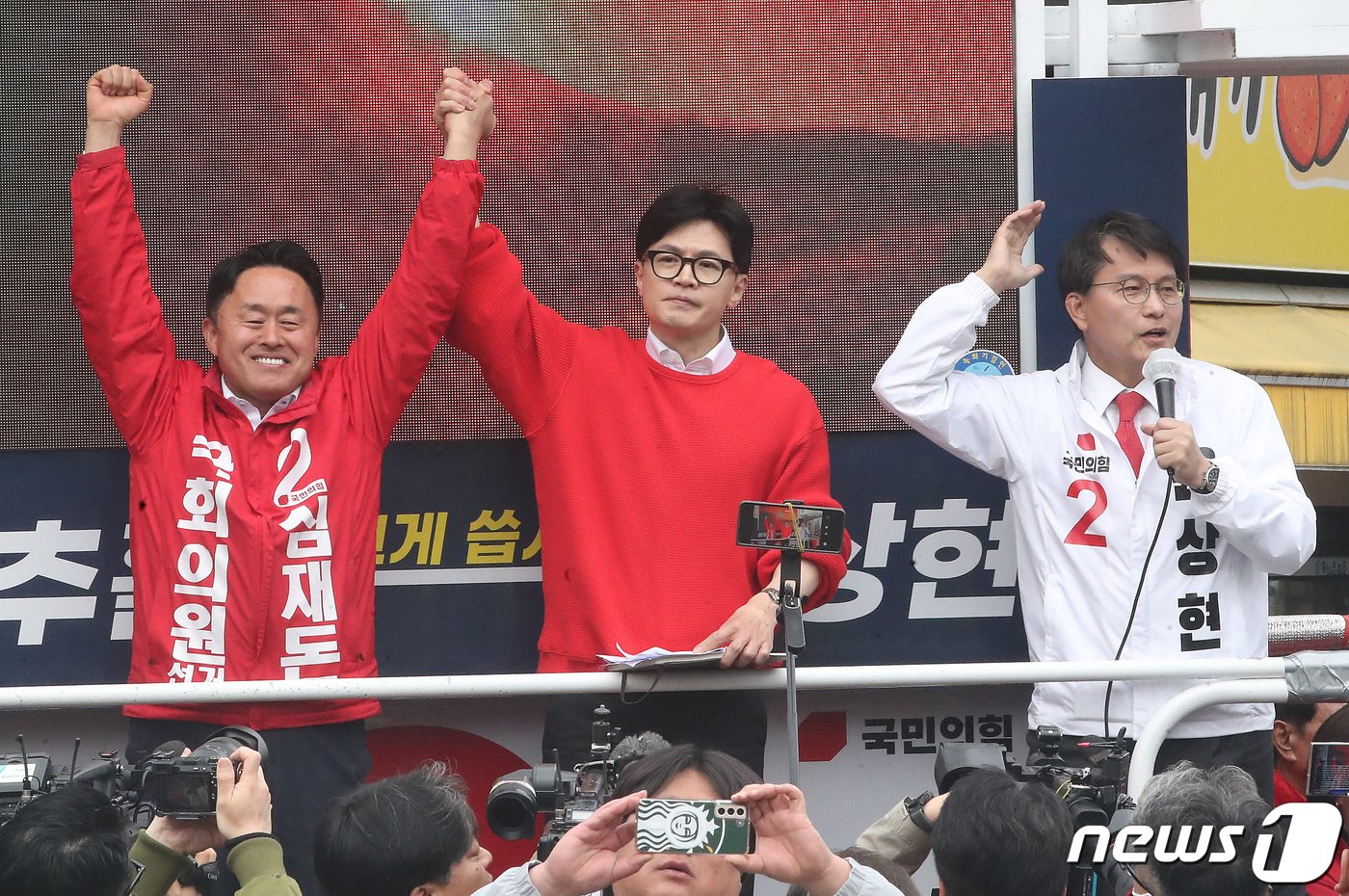 본문 이미지 - 한동훈 국민의힘 총괄선거대책위원장이 제22대 국회의원선거(총선) 사전투표일인 5일 오전 인천 미추홀구 토지금고시장 앞에서 열린 ‘국민의힘으로 동미추홀살리기' 지원유세에서 심재돈 동구미추홀갑 후보와 윤상현 동구미추홀을 후보의 지지를 호소하고 있다. 2024.4.5/뉴스1 ⓒ News1 임세영 기자