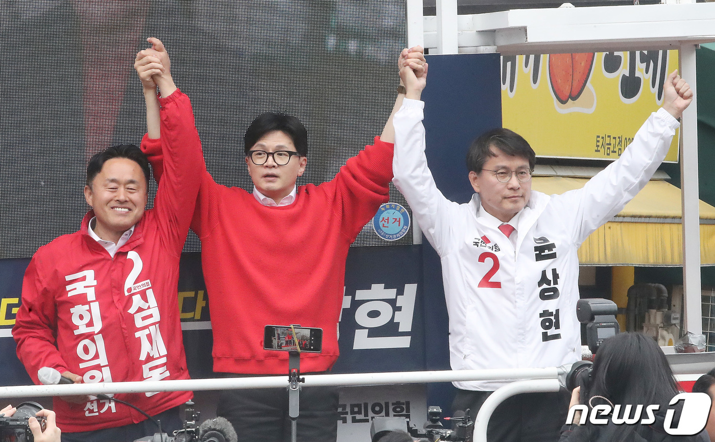 (인천=뉴스1) 임세영 기자 = 한동훈 국민의힘 총괄선거대책위원장이 제22대 국회의원선거(총선) 사전투표일인 5일 오전 인천 미추홀구 토지금고시장 앞에서 열린 ‘국민의힘으로 동미추 …