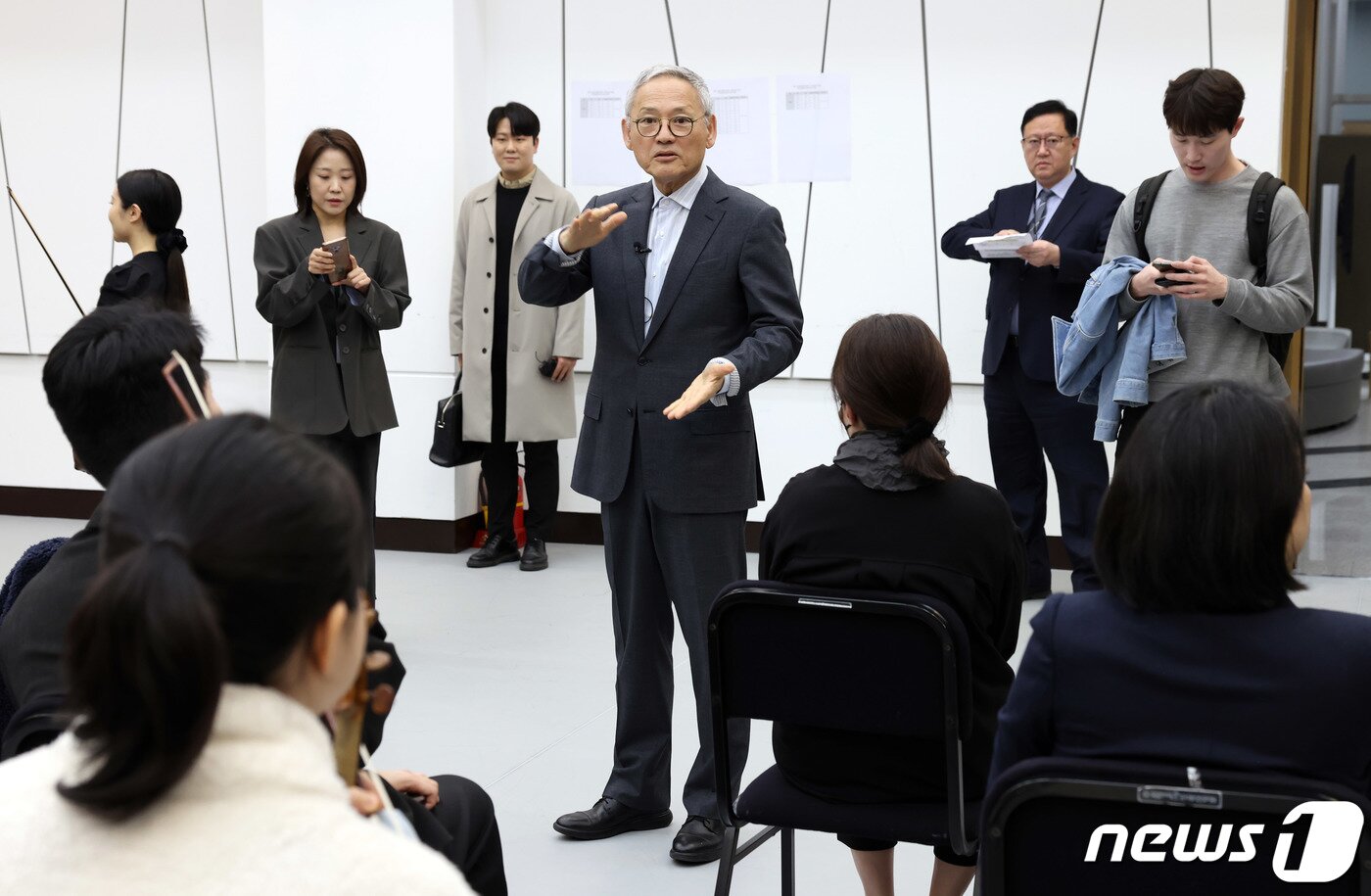 본문 이미지 - 유인촌 문화체육관광부 장관이 서울 서초구 국립예술단체 연습실&#40;N스튜디오&#41;에서 열린 클래식 음악 및 연극 분야 국립예술단체 청년 교육단원 통합공모 심사 현장을 찾아 대기실에서 청년 예술인들을 격려하고 있다. &#40;문화체육관광부 제공&#41; 2024.4.5/뉴스1