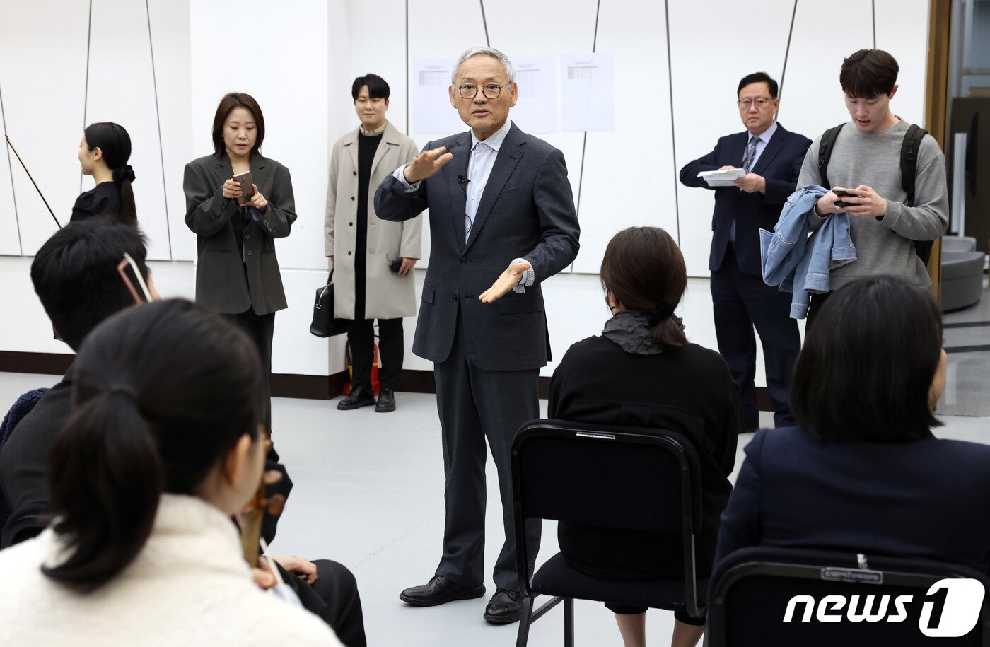 유인촌 문화체육관광부 장관이 서울 서초구 국립예술단체 연습실&#40;N스튜디오&#41;에서 열린 클래식 음악 및 연극 분야 국립예술단체 청년 교육단원 통합공모 심사 현장을 찾아 대기실에서 청년 예술인들을 격려하고 있다. &#40;문화체육관광부 제공&#41; 2024.4.5/뉴스1