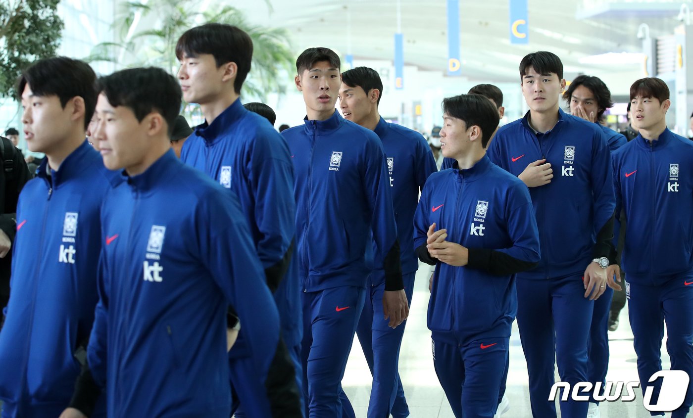 본문 이미지 - 황선홍 감독이 이끄는 한국 올림픽 축구대표팀(U-23 축구대표팀)이 5일 오전 인천국제공항 2터미널에서 파리 올림픽 아시아 최종 예선을 겸해 열리는 2024 AFC U23 아시안컵 출전을 위해 출국하고 있다.  2024.4.5/뉴스1 ⓒ News1 이승배 기자