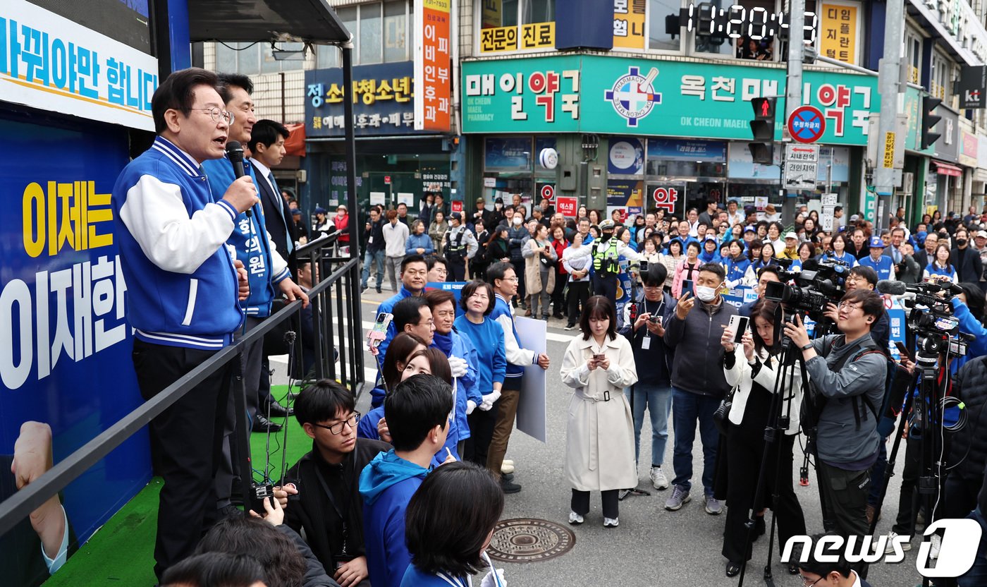 이재명 더불어민주당 대표 겸 상임공동선대위원장이 5일 오전 충북 옥천공설시장에서 이재한&#40;충북 보은‧옥천‧영동‧괴산군&#41; 후보 지원유세를 하고 있다. 2024.4.5/뉴스1 ⓒ News1 구윤성 기자