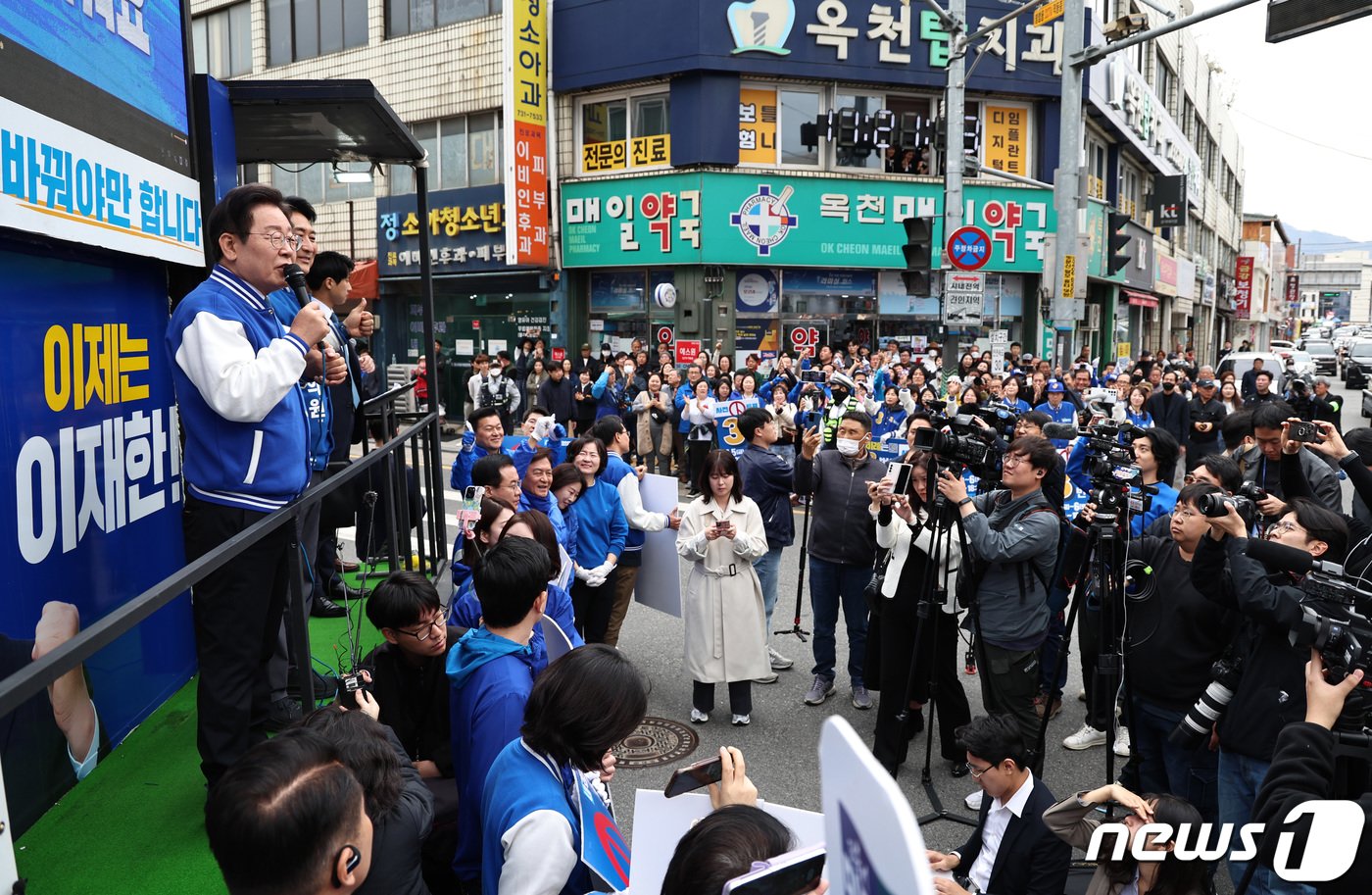 이재명 더불어민주당 대표 겸 상임공동선대위원장이 5일 오전 충북 옥천공설시장에서 이재한&#40;충북 보은‧옥천‧영동‧괴산군&#41; 후보 지원유세를 하고 있다. 2024.4.5/뉴스1 ⓒ News1 구윤성 기자